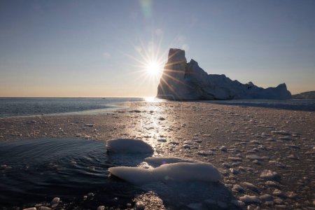 Foto de Grandes icebergs flotando sobre el mar - Imagen libre de derechos