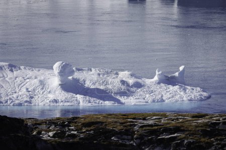 Téléchargez les photos : Rare iceberg floating over sea - en image libre de droit