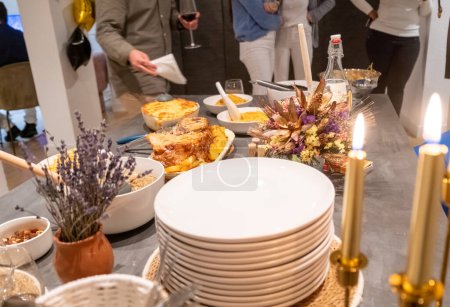 Téléchargez les photos : Decorated New Year's table with golden candles - en image libre de droit