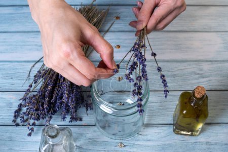 Téléchargez les photos : Close-up of young woman making homemade lavender essential oil - en image libre de droit