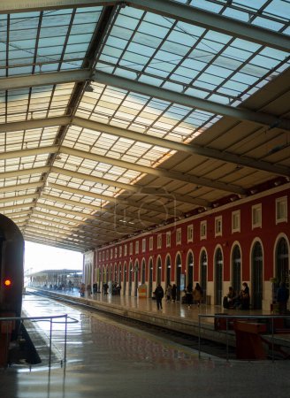 Téléchargez les photos : Wait train in Railway Station - en image libre de droit