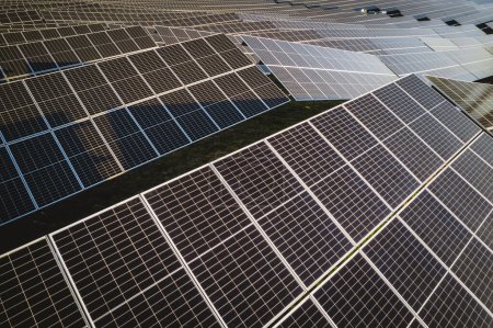 Foto de Aerial view of photovoltaic solar panels and large solar farm in Maine - Imagen libre de derechos