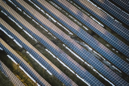 Téléchargez les photos : Aerial detail of solar panel farm generating renewable energy - en image libre de droit