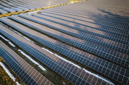Foto de Renewable energy generating solar panels in a solar farm - Imagen libre de derechos