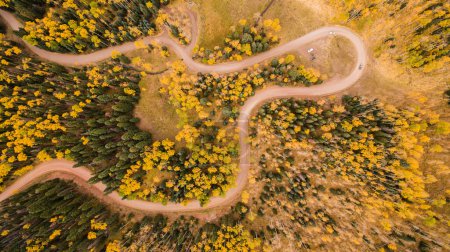 Téléchargez les photos : Windy Roads  - Colorado Fall Colors Aerial Photography - en image libre de droit
