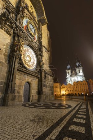 Foto de Reloj astronómico en el casco antiguo de Prague, República Checa - Imagen libre de derechos