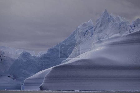 Foto de Lines in big icebergs floating over sea - Imagen libre de derechos
