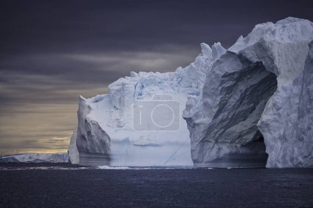 Große Eisberge treiben über dem Meer