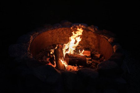 Foto de Campfire At Night in the Summer Time While Camping - Imagen libre de derechos