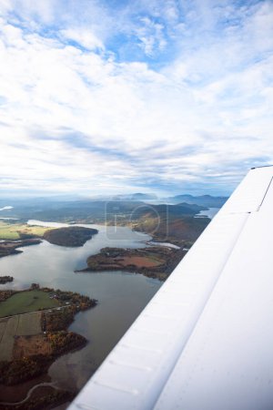 Téléchargez les photos : Sunrise flight over Vermont as seen by small airplane - en image libre de droit