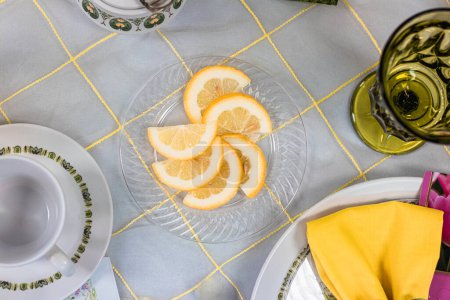 Foto de Lemon slices arranged on a clear plate at a tea party - Imagen libre de derechos