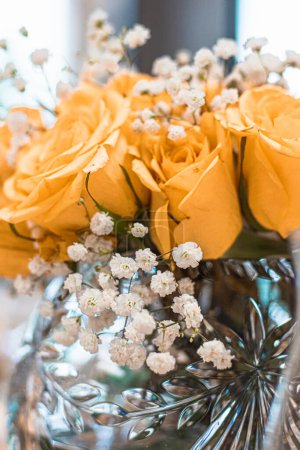 Téléchargez les photos : Tea party centerpiece with yellow roses and baby's breath flowers - en image libre de droit
