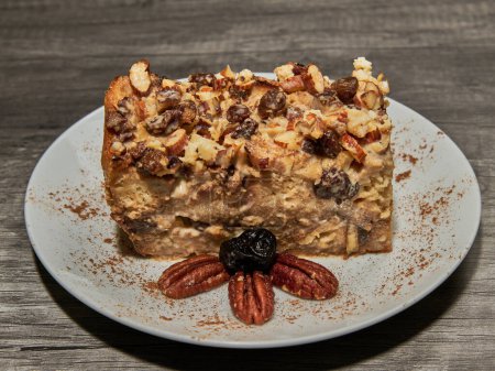 Foto de Capirotada dessert with almonds, cinnamon and raisins - Imagen libre de derechos