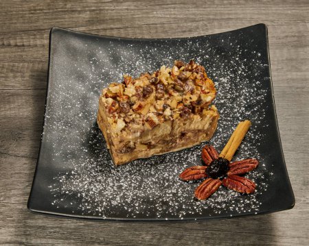 Téléchargez les photos : Capirotada dessert with almonds, cinnamon and raisins - en image libre de droit