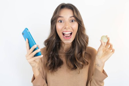 Téléchargez les photos : Earn Crypto Online Happy Woman Holding Smartphone and Bitcoin - en image libre de droit