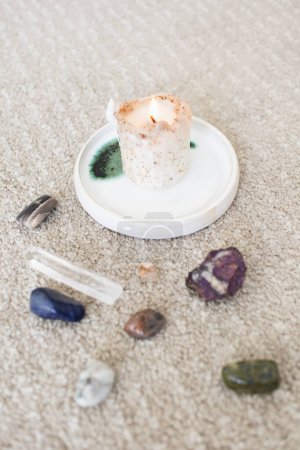 Foto de Candle and Crystals Spirituality Rituals - Imagen libre de derechos
