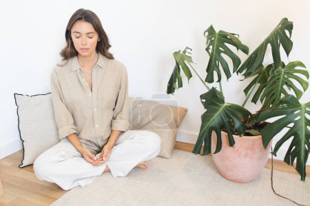 Foto de Woman Meditating at Home Clean Space - Imagen libre de derechos