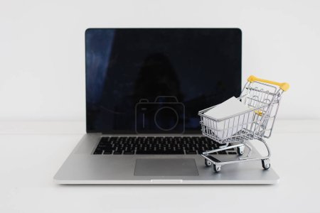 Téléchargez les photos : Ecommerce Online Shopping Cart on a Laptop - en image libre de droit