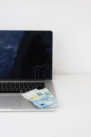 Téléchargez les photos : Earn Money Online Business Remote Work - en image libre de droit
