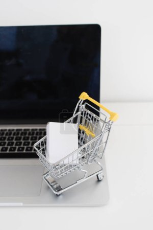 Foto de Online Shopping Cart on a Laptop - Imagen libre de derechos