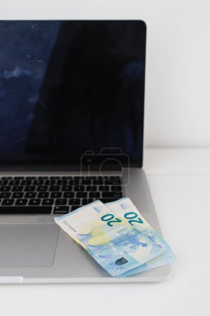 Téléchargez les photos : Earn Money Online Euro Bills on a Laptop - en image libre de droit