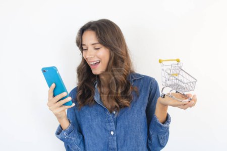 Téléchargez les photos : Happy Person Shopping Online Ecommerce Shopping Cart Smartphone - en image libre de droit