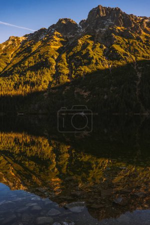 Téléchargez les photos : Tatra National Park in Poland. Famous mountains lake Morskie oko or sea eye lake In High Tatras. Five lakes valley - en image libre de droit