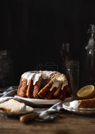 Téléchargez les photos : Slice lemon poppy seed cake table scape - en image libre de droit