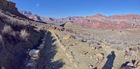 Foto de The path leading to the Tipoff Rest House along the South Kaibab Trail below Skeleton Point at Grand Canyon Arizona. - Imagen libre de derechos