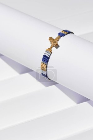 Téléchargez les photos : Handmade Colorful Bracelet on a White Background - en image libre de droit