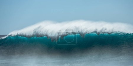 Foto de Large Backlit Wave Breaks on Wester Shore of Oahu - Imagen libre de derechos