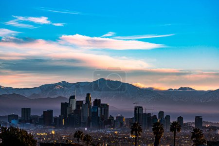 Téléchargez les photos : Snow Capped Mountains Sit Behind Los Angeles Skyline - en image libre de droit