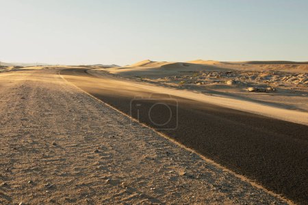 Téléchargez les photos : Road through the desert near Kolmanskop, Namibia - en image libre de droit