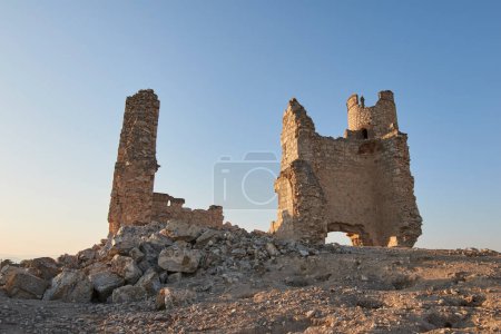 Foto de Caudilla castle in ruins in a sunny field at sunset in spring.Toledo, Castilla La Mancha, Spain - Imagen libre de derechos