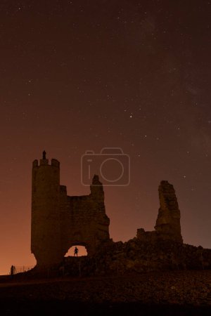 Téléchargez les photos : Caudilla castle in ruins in the countryside at night with the Milky Way. Toledo, Castilla La Mancha, Spain - en image libre de droit