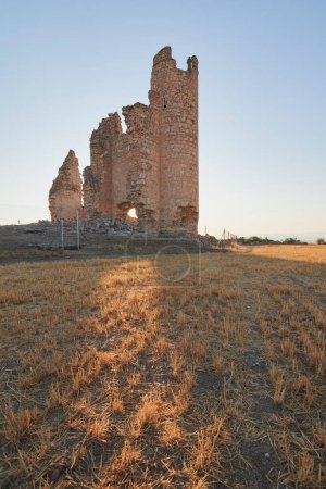 Téléchargez les photos : Caudilla castle in ruins in a field with sun rays at sunset in spring.Toledo, Castilla La Mancha, Spain - en image libre de droit