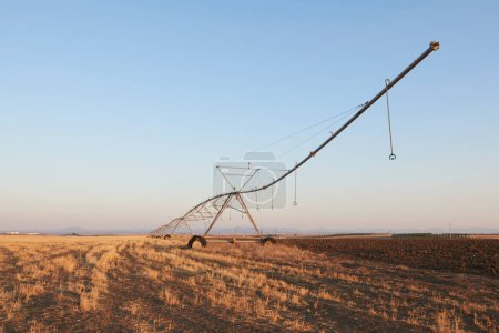 Téléchargez les photos : Irrigation system in field at sunset in field. Toledo, Spain - en image libre de droit