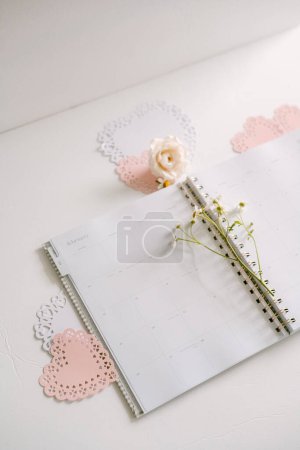 Téléchargez les photos : Blank February calendar with flowers flatlay - en image libre de droit