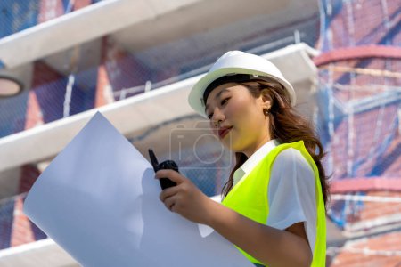 Téléchargez les photos : Female architect looking at construction plans - en image libre de droit