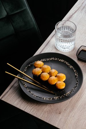 Foto de Baked sushi rolls with cheese cap - Imagen libre de derechos