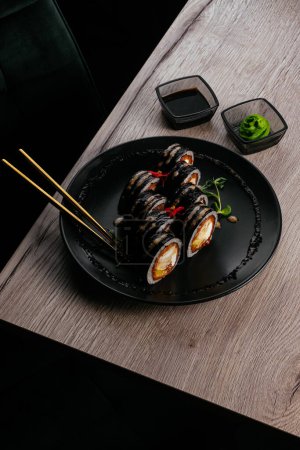 Téléchargez les photos : Classic sushi rolls with salmon and cheese - en image libre de droit