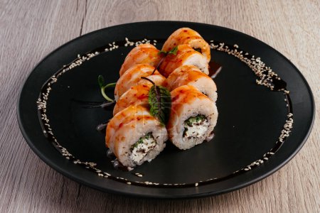 Foto de Philadelphia sushi roll with shrimp - Imagen libre de derechos