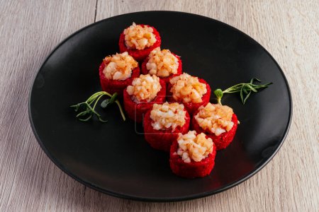 Téléchargez les photos : Sushi roll in red caviar tobiko - en image libre de droit