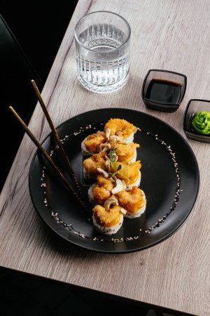 Téléchargez les photos : Baked sushi rolls with cheese cap - en image libre de droit