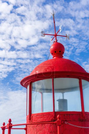 Téléchargez les photos : Bright red lighthouse in Nazare close up - en image libre de droit
