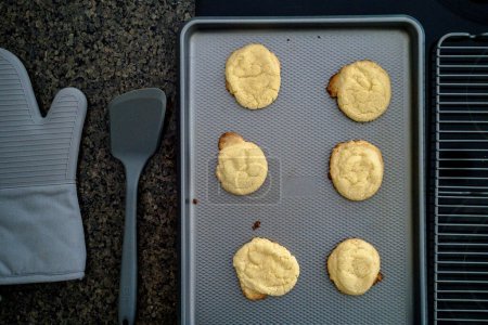 Téléchargez les photos : Baked Golden Brown Sugar Cookies on Baking Sheet on Counter - en image libre de droit