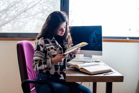 Téléchargez les photos : Woman studying at home desk - en image libre de droit