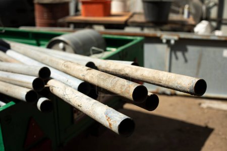 Foto de Tubos de acero hechos de acero. Material de construcción en remolque. - Imagen libre de derechos
