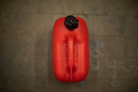Foto de Red canister of fuel. Liquid container. Red plastic. Fuel tank. - Imagen libre de derechos
