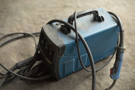 Téléchargez les photos : Electricity generator. Tools in garage. Battery storage. Charging wires. - en image libre de droit